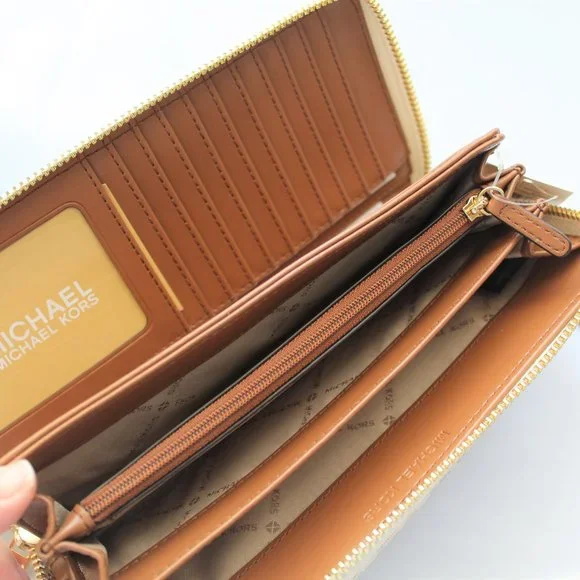 COPY - NWT MICHAEL KORS Jet Set Large Travel Wallet Vanilla Color - Picture 4 of 5